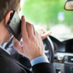 Nuovo codice della strada: multe fino a 2.600 euro per chi usa il cellulare alla guida